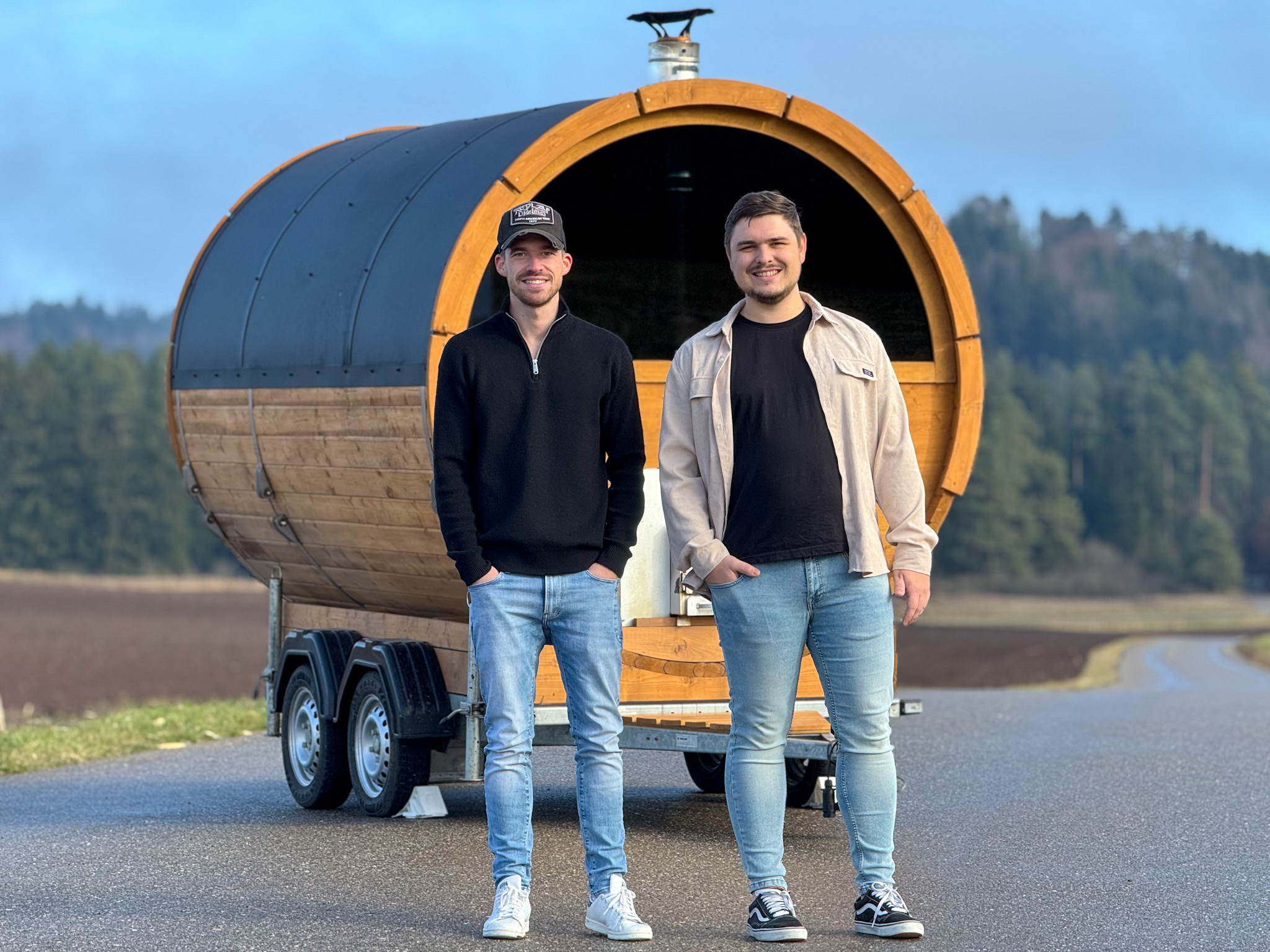 Dominik und Harry vor der Sauna