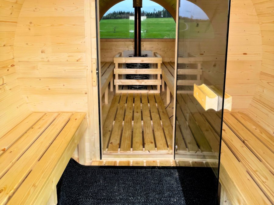 Innenraum mit Holzbänken